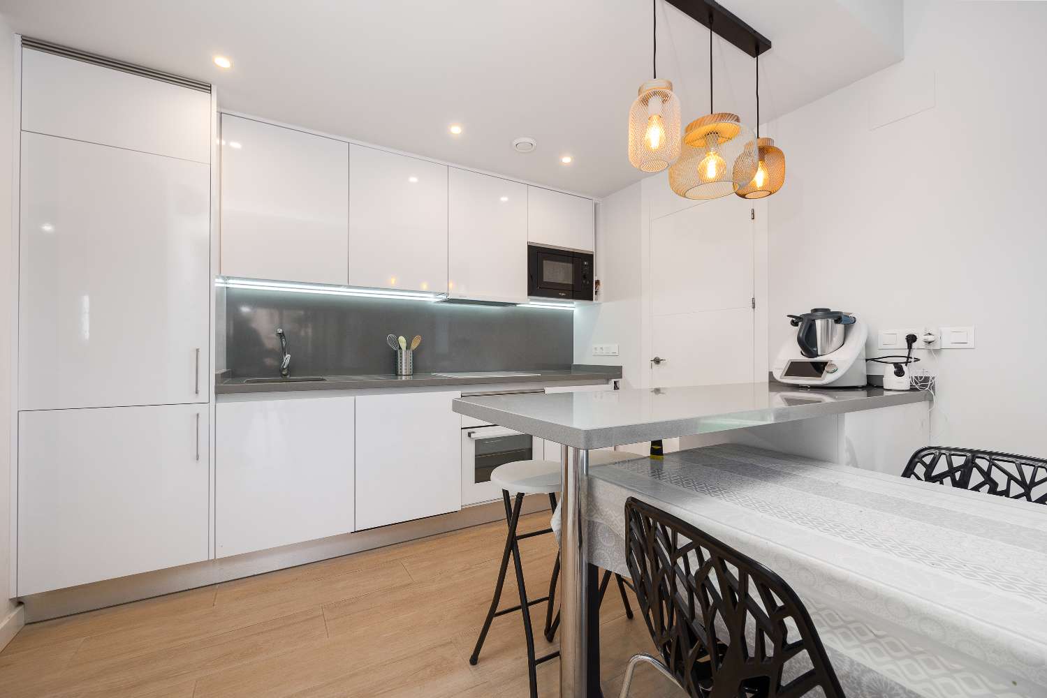 APARTMENT WITH LARGE TERRACE, BRIGHT, FURNISHED AND WITH COMMUNAL POOL