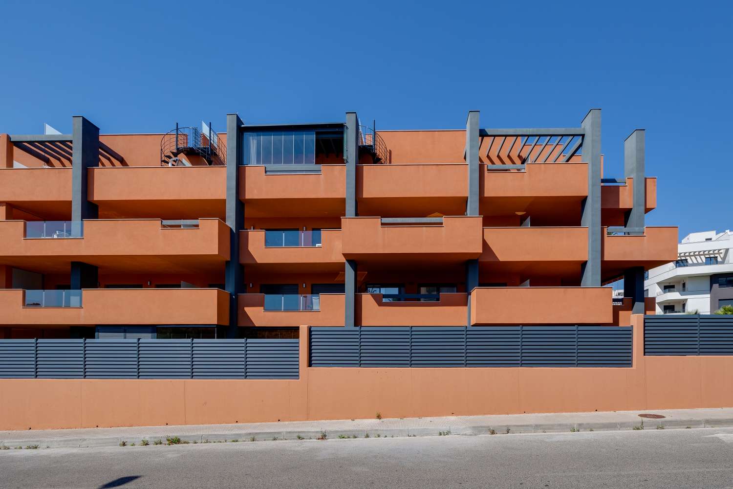 APARTMENT WITH LARGE TERRACE, BRIGHT, FURNISHED AND WITH COMMUNAL POOL