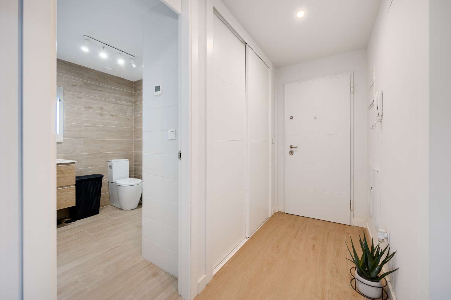 APARTMENT WITH LARGE TERRACE, BRIGHT, FURNISHED AND WITH COMMUNAL POOL