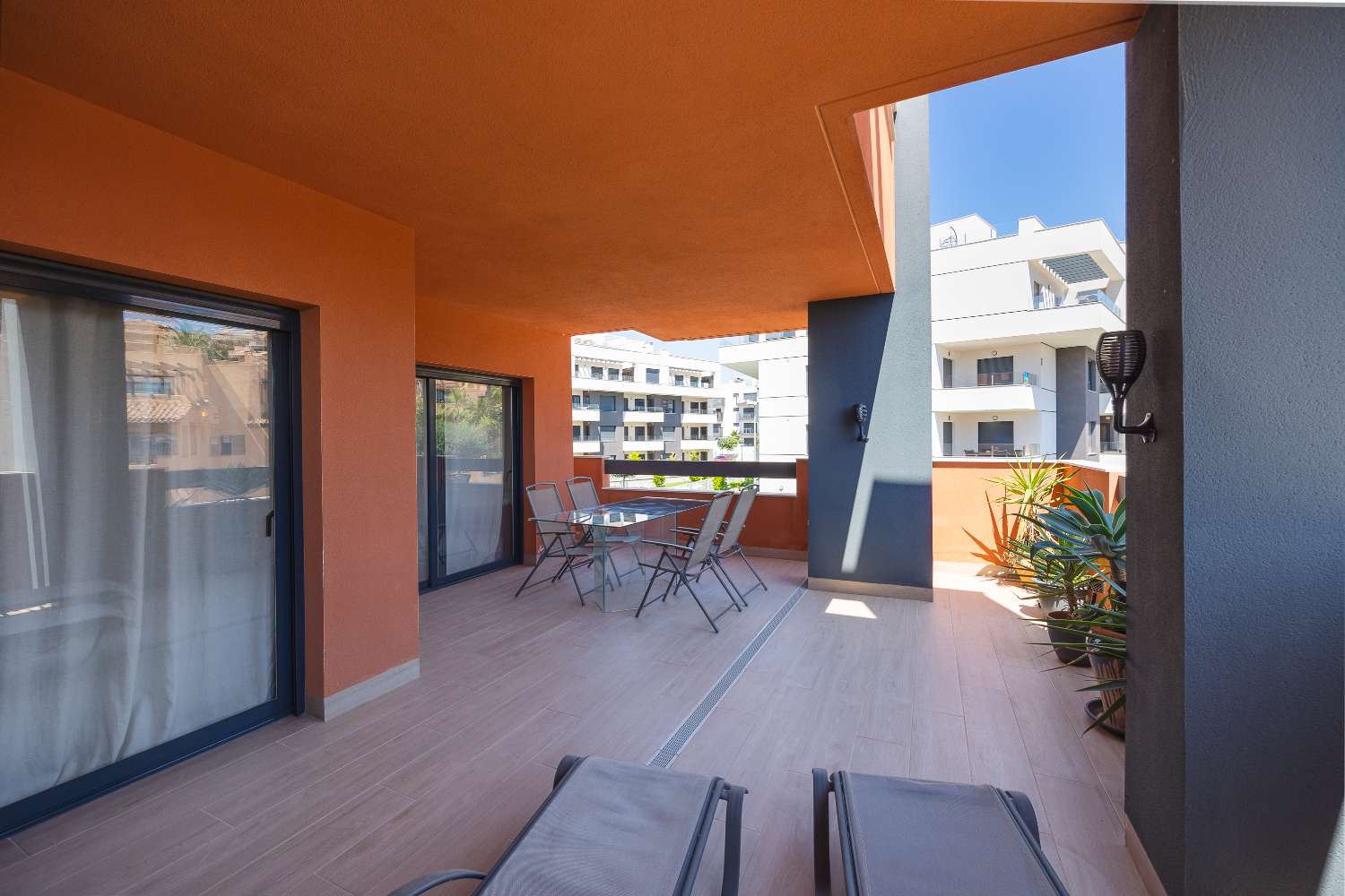 APARTMENT WITH LARGE TERRACE, BRIGHT, FURNISHED AND WITH COMMUNAL POOL
