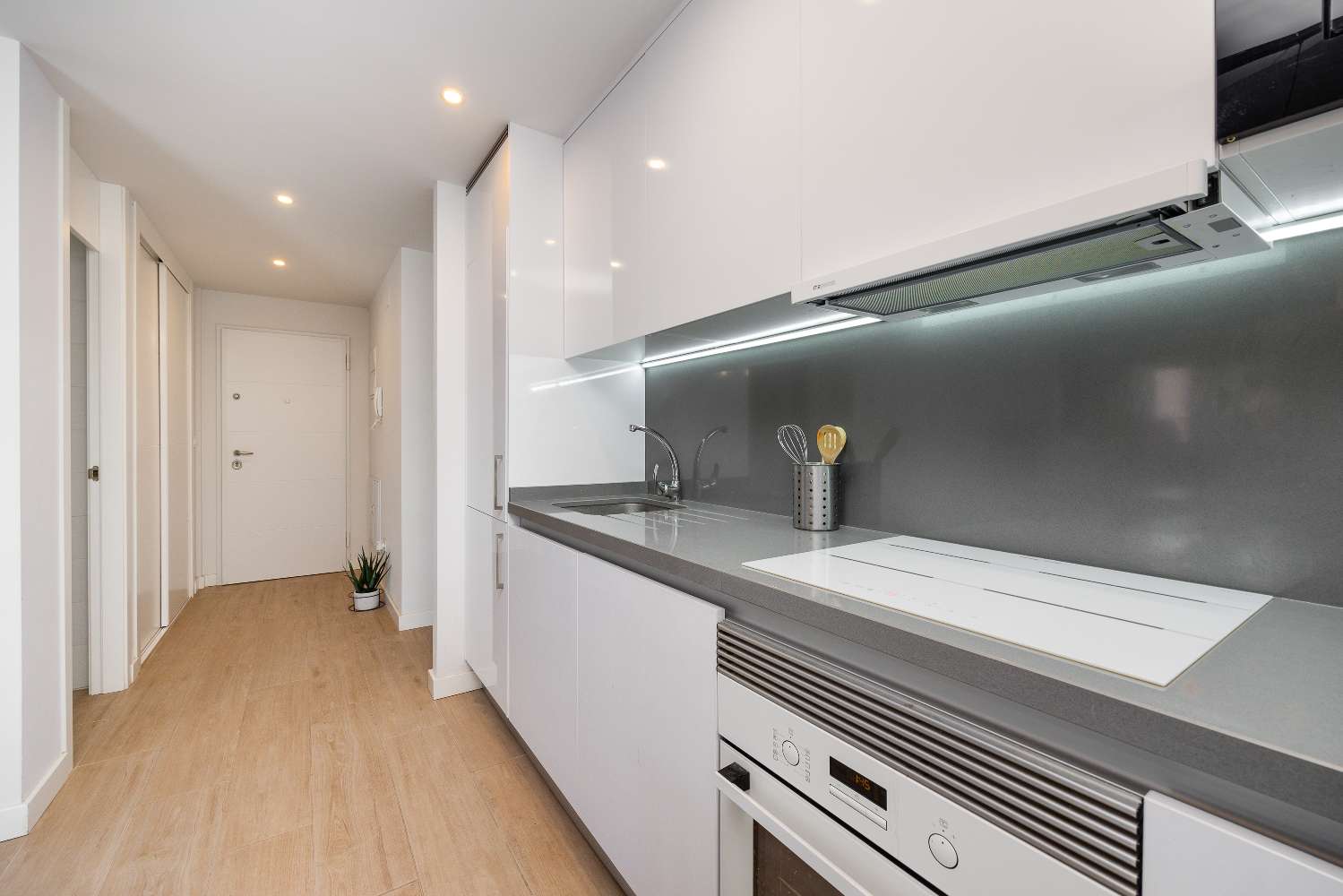 APARTMENT WITH LARGE TERRACE, BRIGHT, FURNISHED AND WITH COMMUNAL POOL