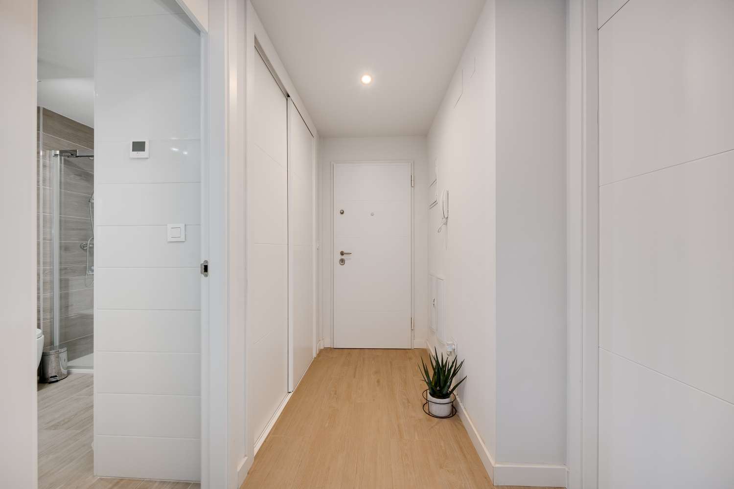 APARTMENT WITH LARGE TERRACE, BRIGHT, FURNISHED AND WITH COMMUNAL POOL