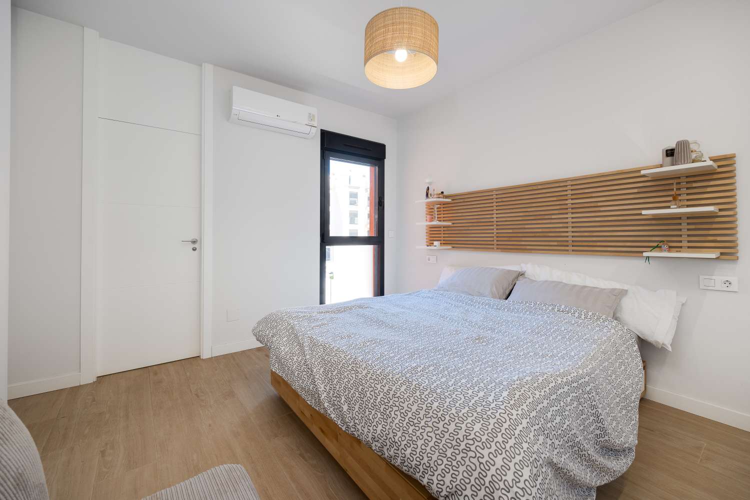 APARTMENT WITH LARGE TERRACE, BRIGHT, FURNISHED AND WITH COMMUNAL POOL