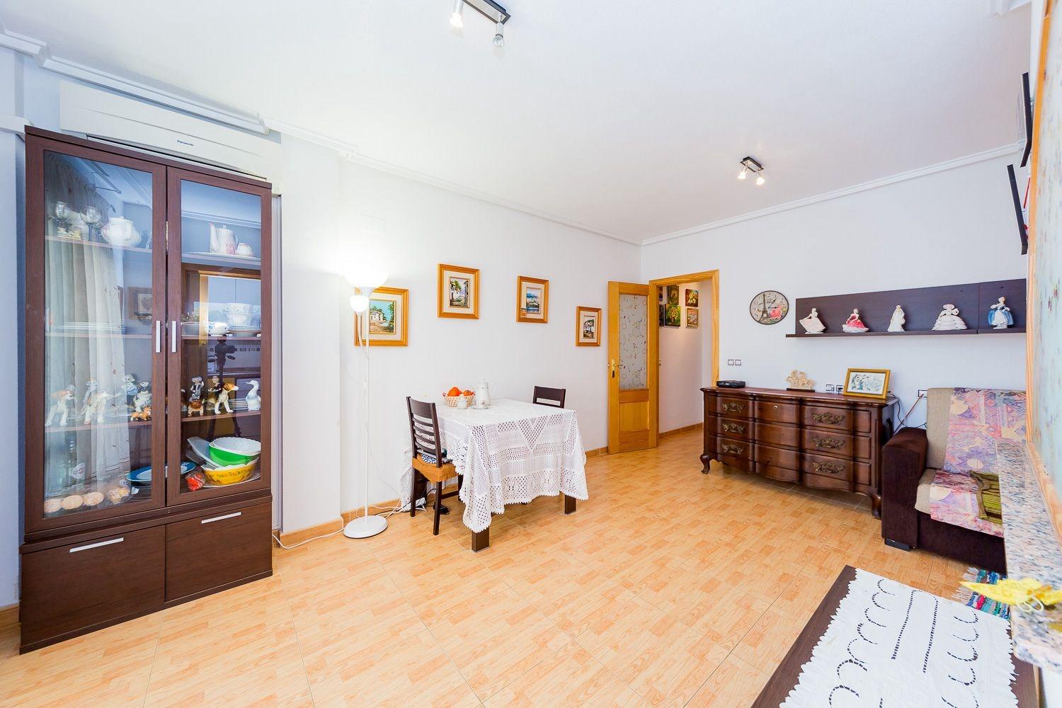 SPACIOUS APARTMENT IN THE CENTER OF TORREVIEJA, CLOSE TO THE BEACH