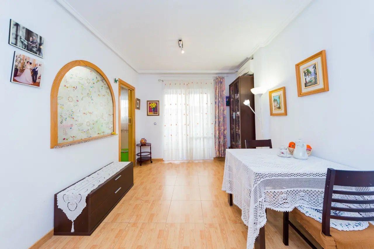 SPACIOUS APARTMENT IN THE CENTER OF TORREVIEJA, CLOSE TO THE BEACH
