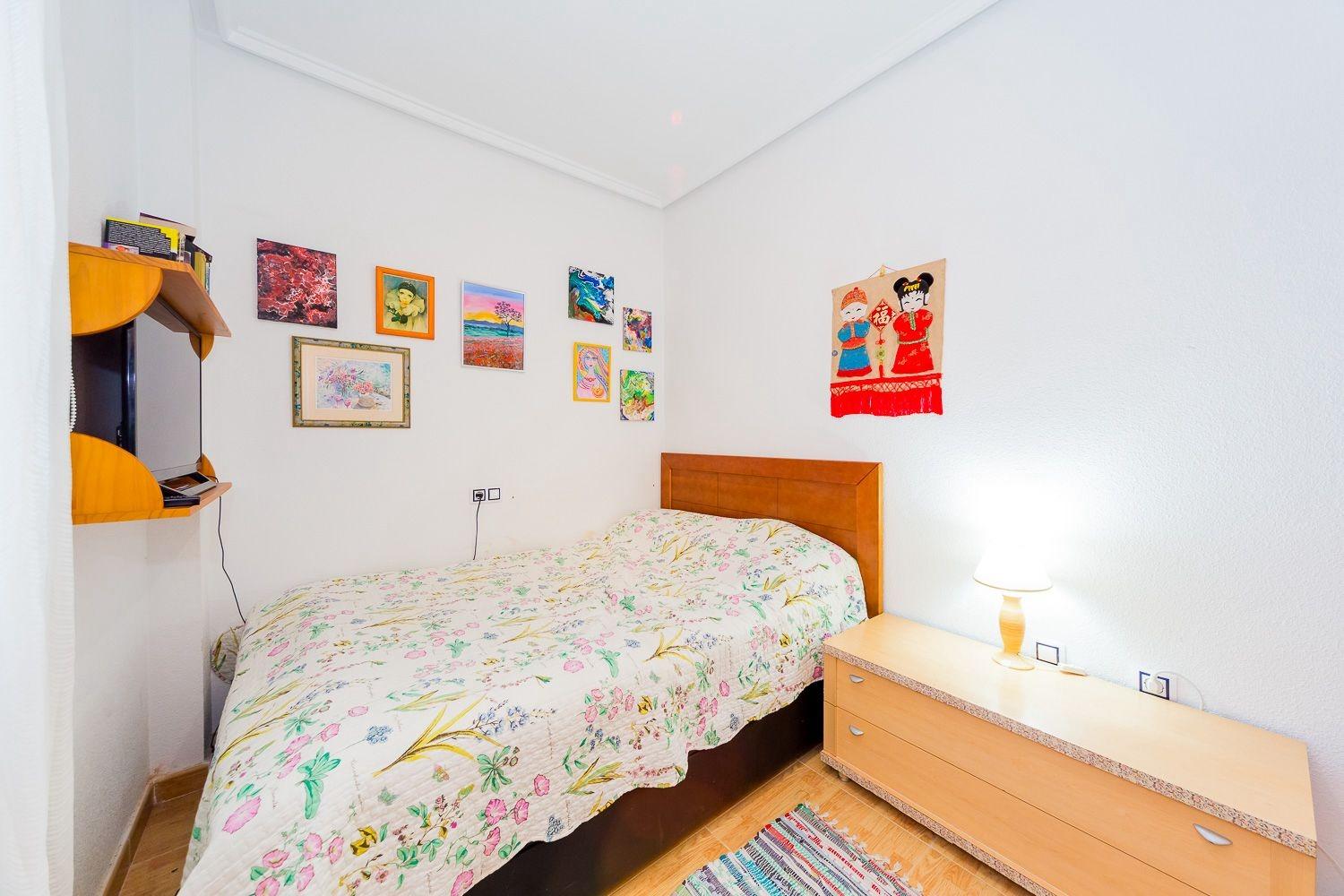 SPACIOUS APARTMENT IN THE CENTER OF TORREVIEJA, CLOSE TO THE BEACH