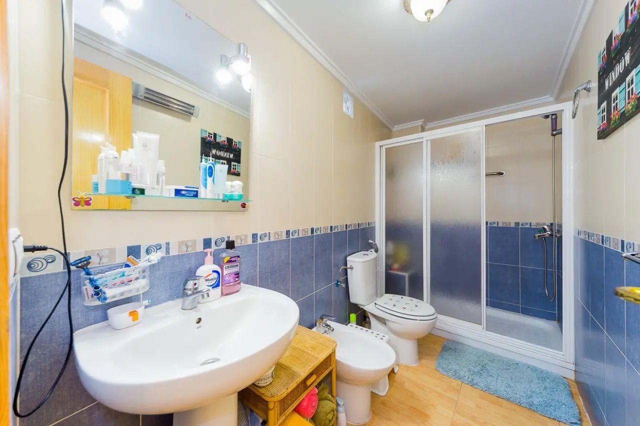 SPACIOUS APARTMENT IN THE CENTER OF TORREVIEJA, CLOSE TO THE BEACH