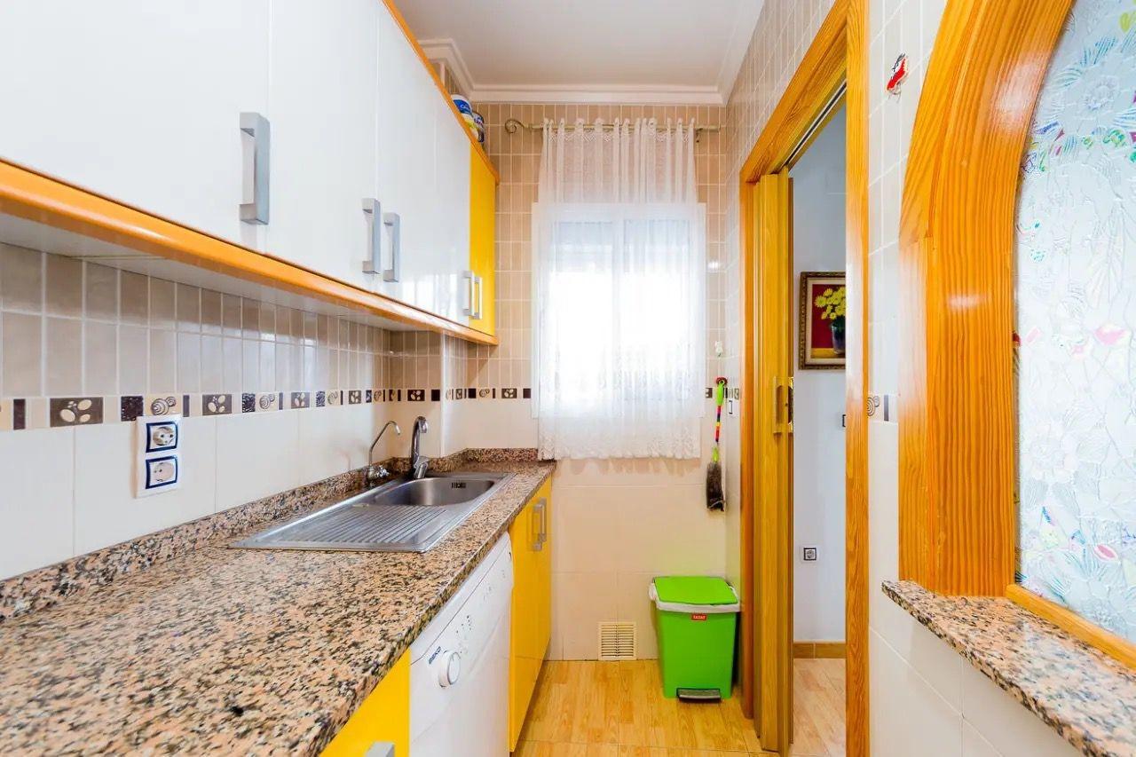 SPACIOUS APARTMENT IN THE CENTER OF TORREVIEJA, CLOSE TO THE BEACH