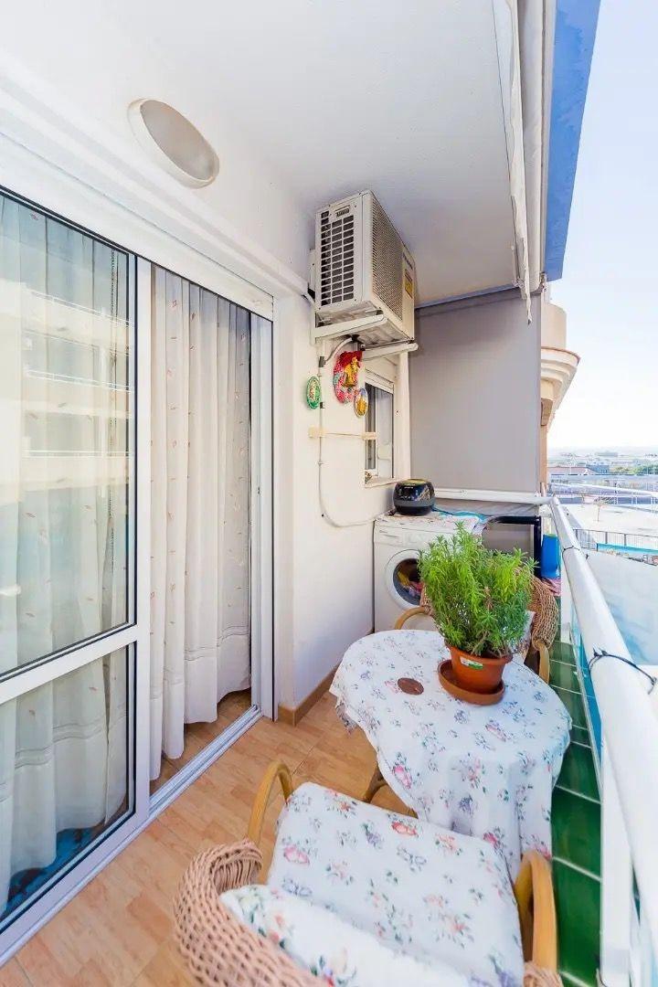 SPACIOUS APARTMENT IN THE CENTER OF TORREVIEJA, CLOSE TO THE BEACH