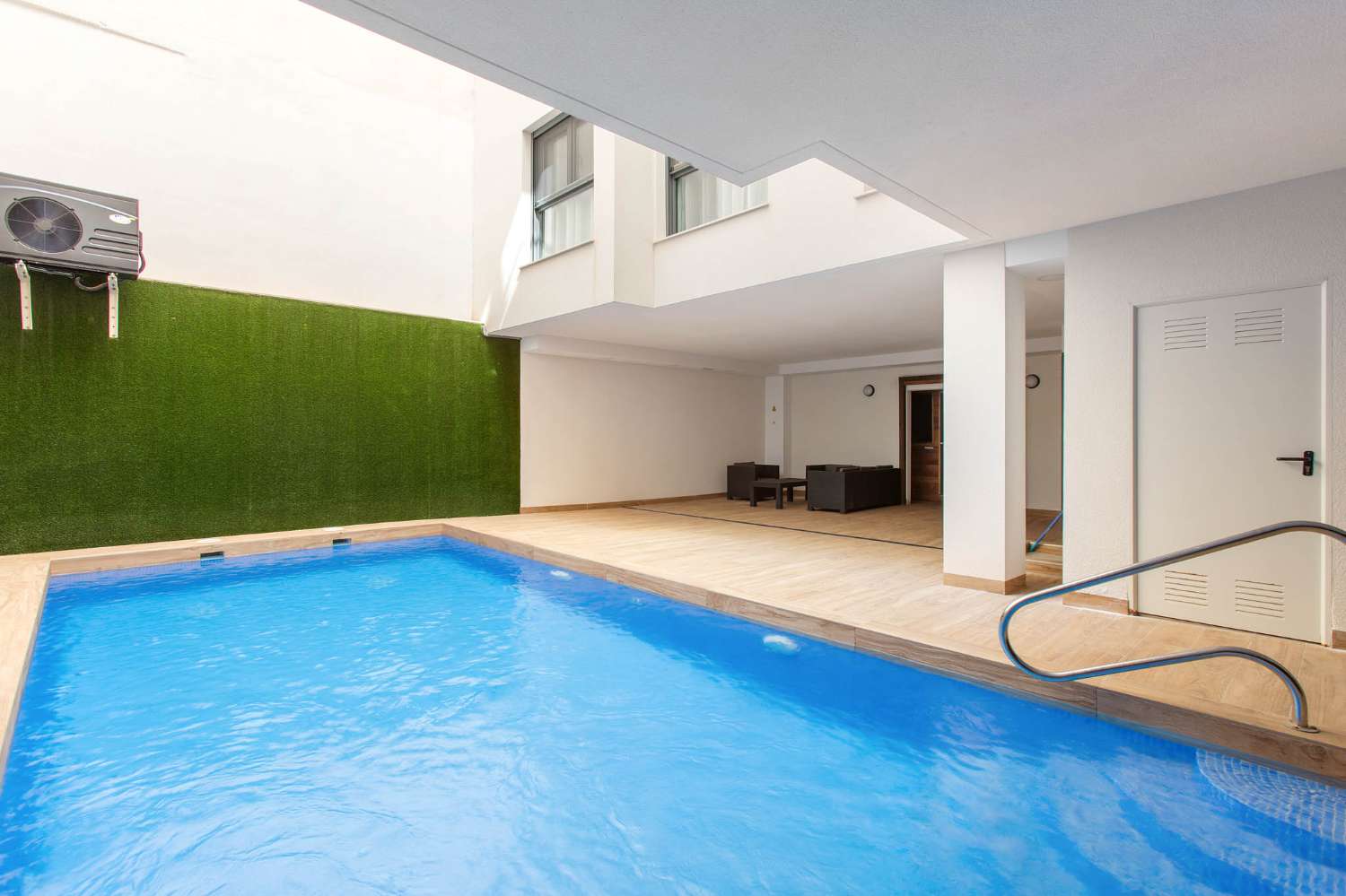 MODERN PENTHOUSE WITH PRIVATE SOLARIUM AND POOL IN THE CENTRE OF TORREVIEJA