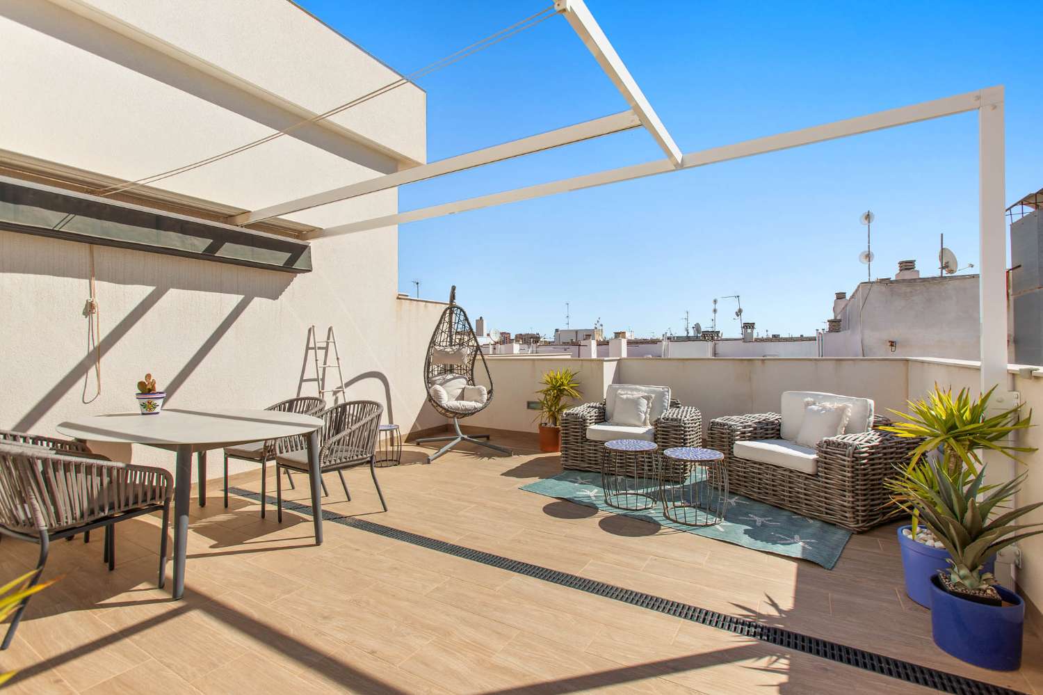 MODERN PENTHOUSE WITH PRIVATE SOLARIUM AND POOL IN THE CENTRE OF TORREVIEJA