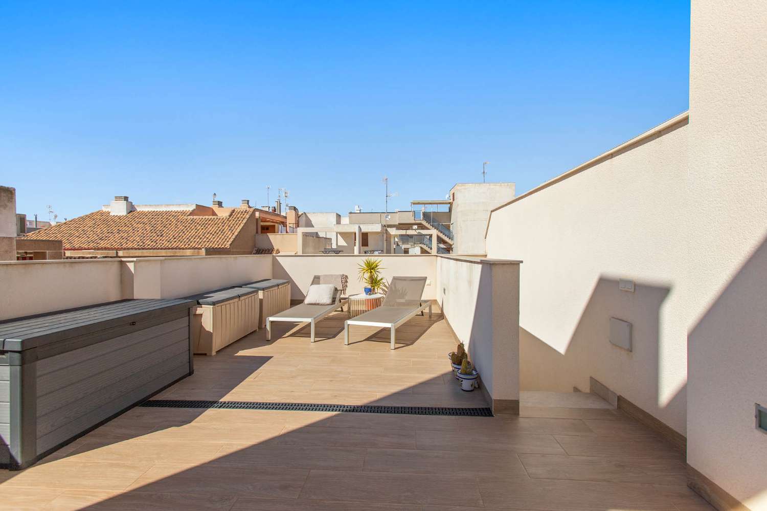MODERN PENTHOUSE WITH PRIVATE SOLARIUM AND POOL IN THE CENTRE OF TORREVIEJA