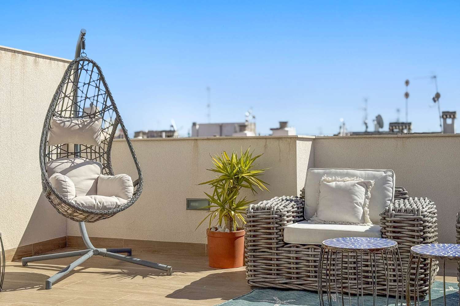 MODERN PENTHOUSE WITH PRIVATE SOLARIUM AND POOL IN THE CENTRE OF TORREVIEJA