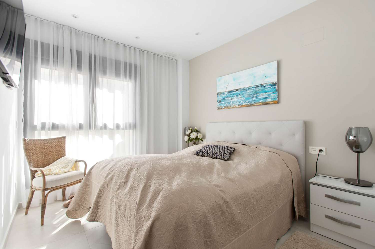 MODERN PENTHOUSE WITH PRIVATE SOLARIUM AND POOL IN THE CENTRE OF TORREVIEJA