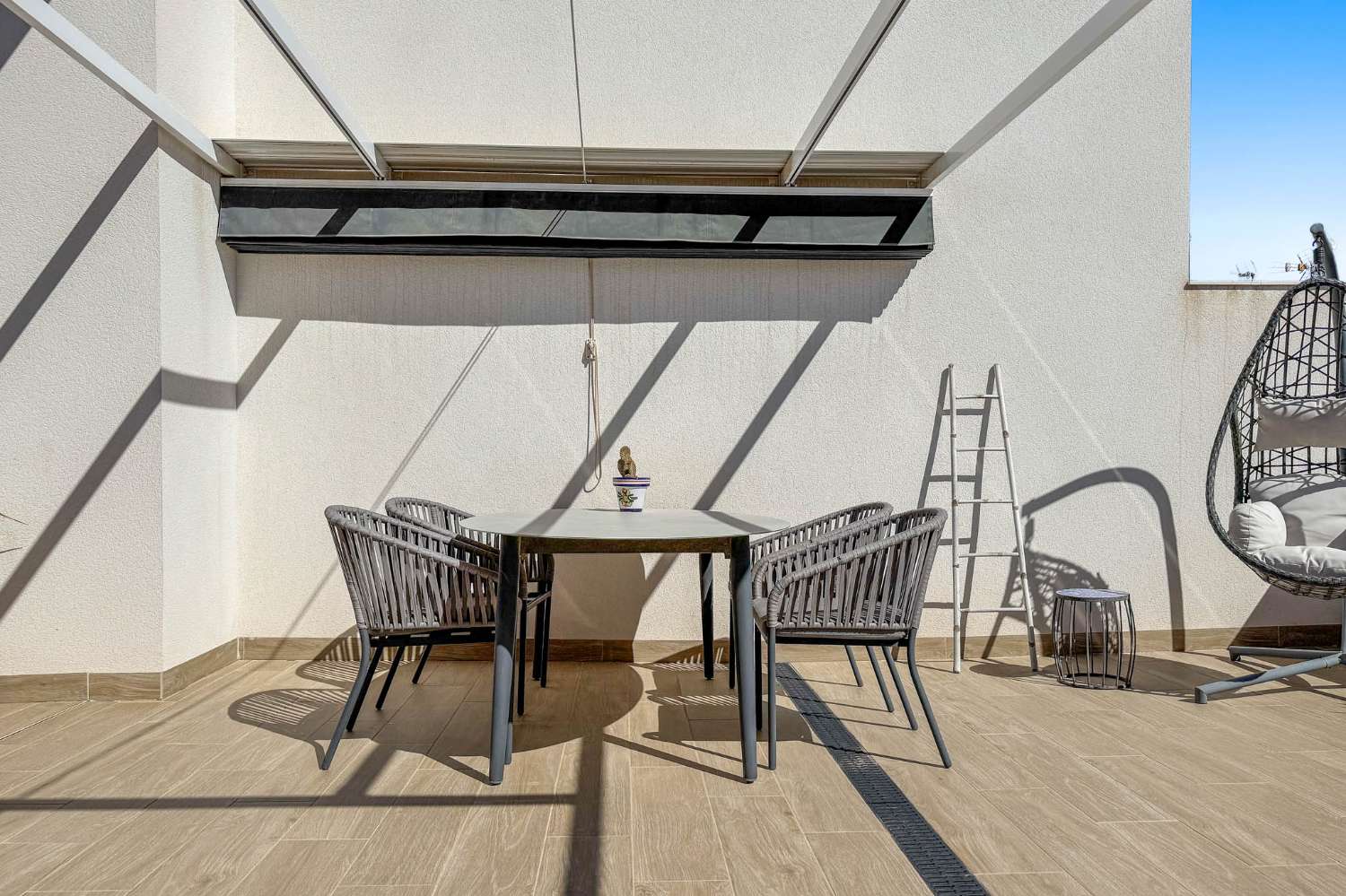 MODERN PENTHOUSE WITH PRIVATE SOLARIUM AND POOL IN THE CENTRE OF TORREVIEJA