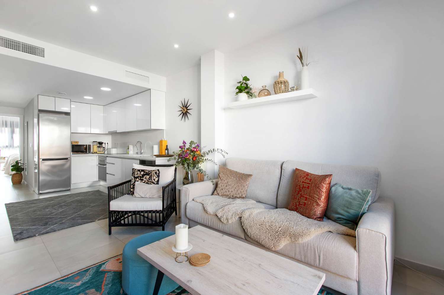 MODERN PENTHOUSE WITH PRIVATE SOLARIUM AND POOL IN THE CENTRE OF TORREVIEJA