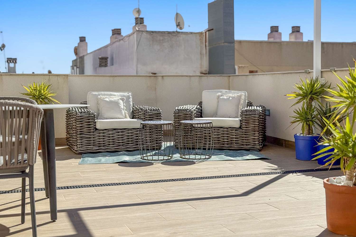 MODERN PENTHOUSE WITH PRIVATE SOLARIUM AND POOL IN THE CENTRE OF TORREVIEJA