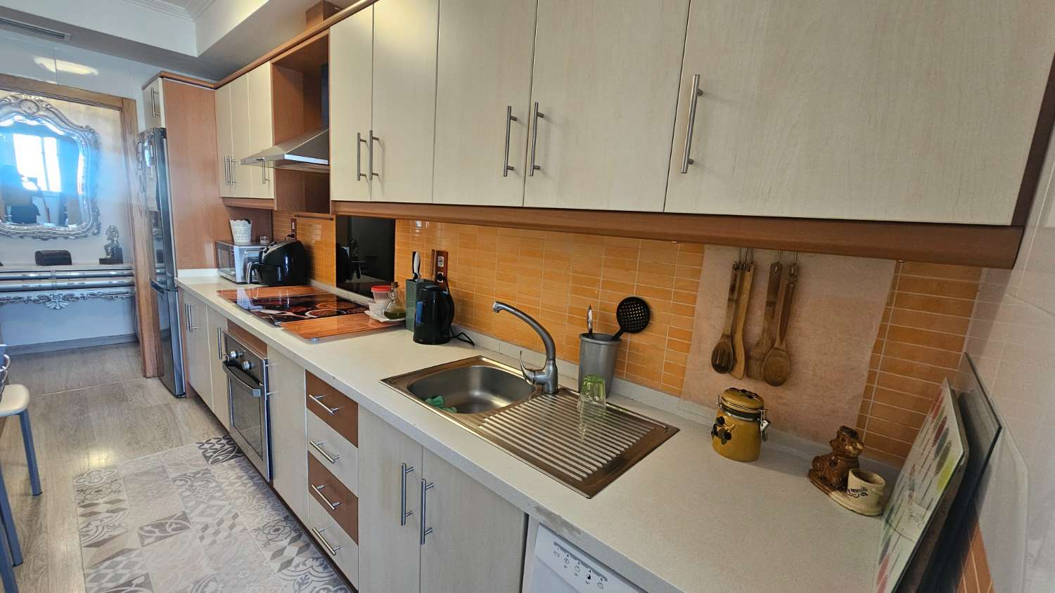LUXE CENTRAAL GELEGEN APPARTEMENT MET 3 SLAAPKAMERS EN GEMEENSCHAPPELIJK TERRAS