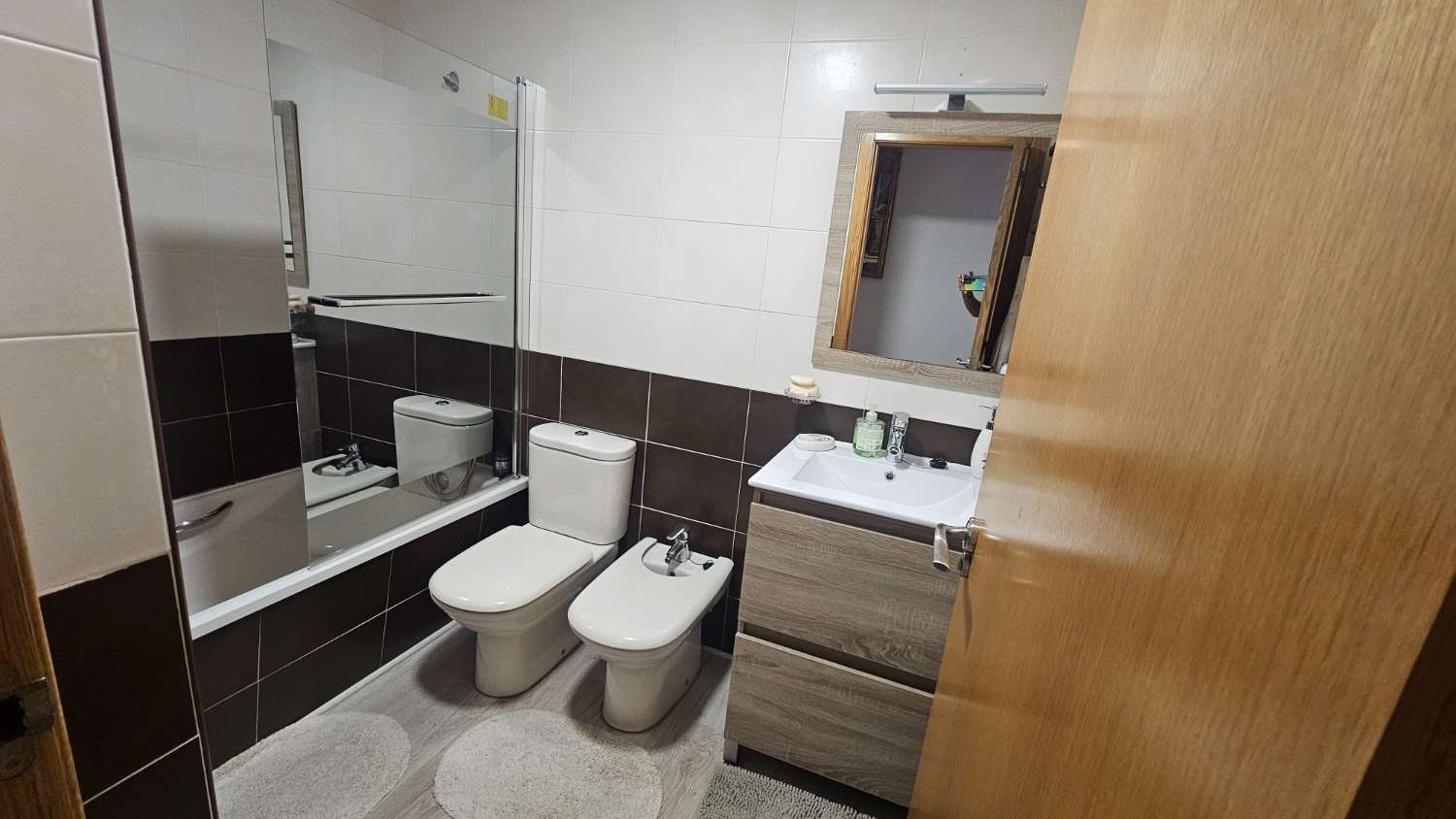 LUXE CENTRAAL GELEGEN APPARTEMENT MET 3 SLAAPKAMERS EN GEMEENSCHAPPELIJK TERRAS