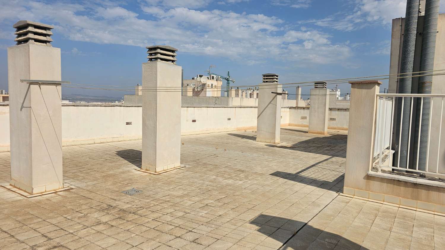 LUXE CENTRAAL GELEGEN APPARTEMENT MET 3 SLAAPKAMERS EN GEMEENSCHAPPELIJK TERRAS