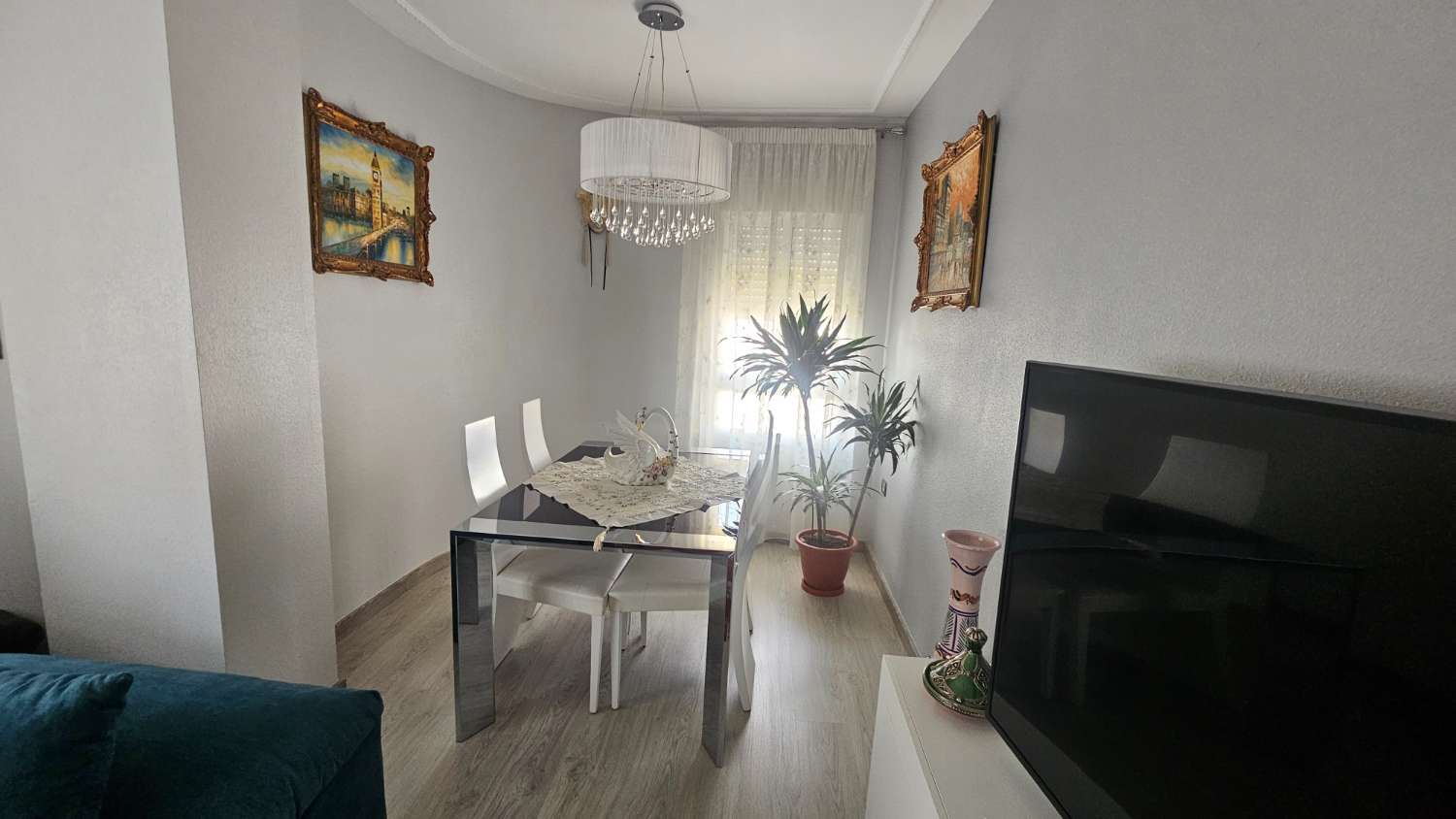 LUXE CENTRAAL GELEGEN APPARTEMENT MET 3 SLAAPKAMERS EN GEMEENSCHAPPELIJK TERRAS
