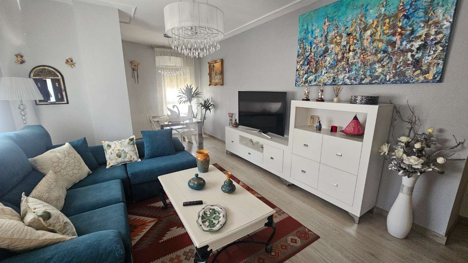 LUXE CENTRAAL GELEGEN APPARTEMENT MET 3 SLAAPKAMERS EN GEMEENSCHAPPELIJK TERRAS