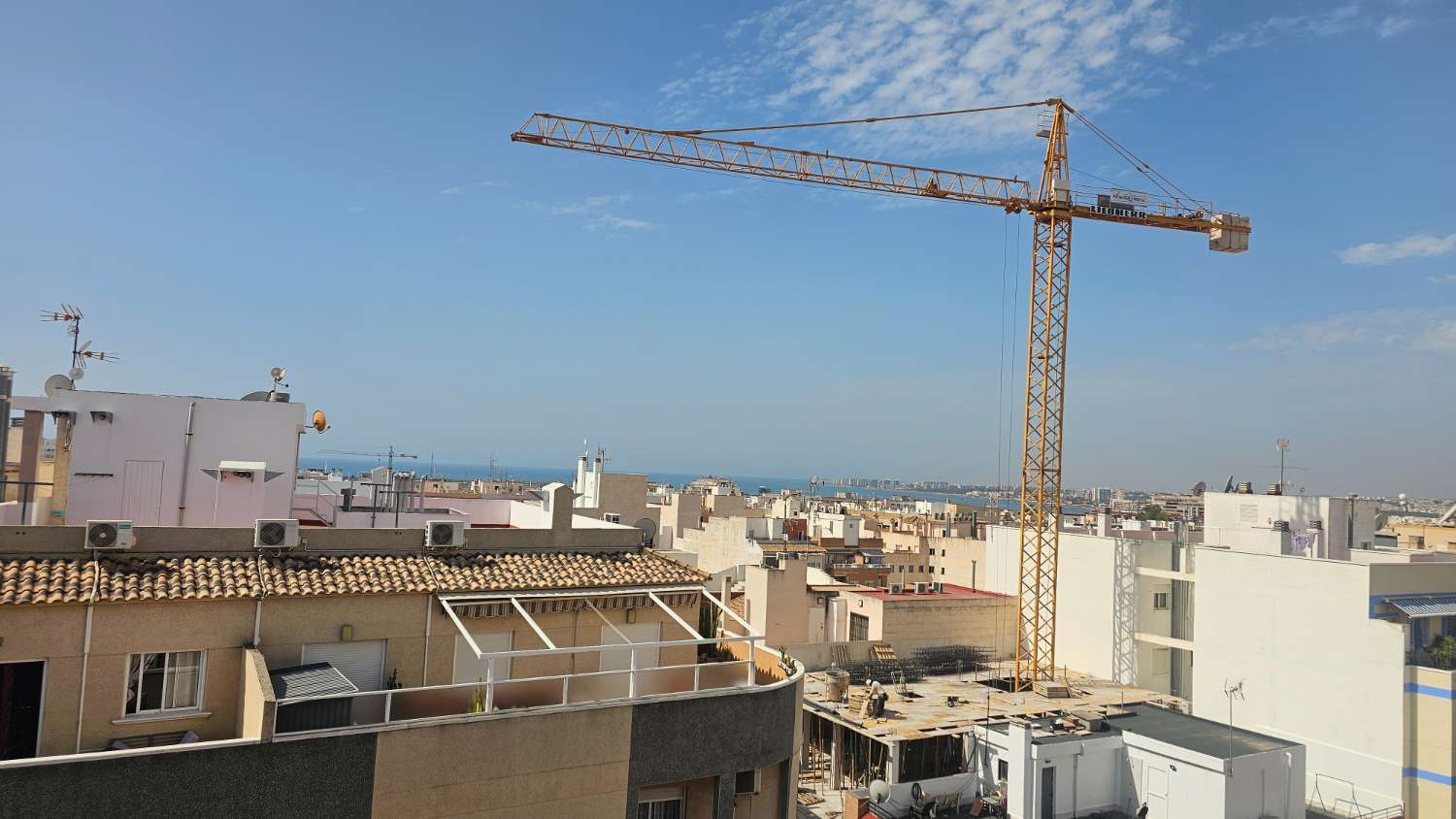 LUXE CENTRAAL GELEGEN APPARTEMENT MET 3 SLAAPKAMERS EN GEMEENSCHAPPELIJK TERRAS