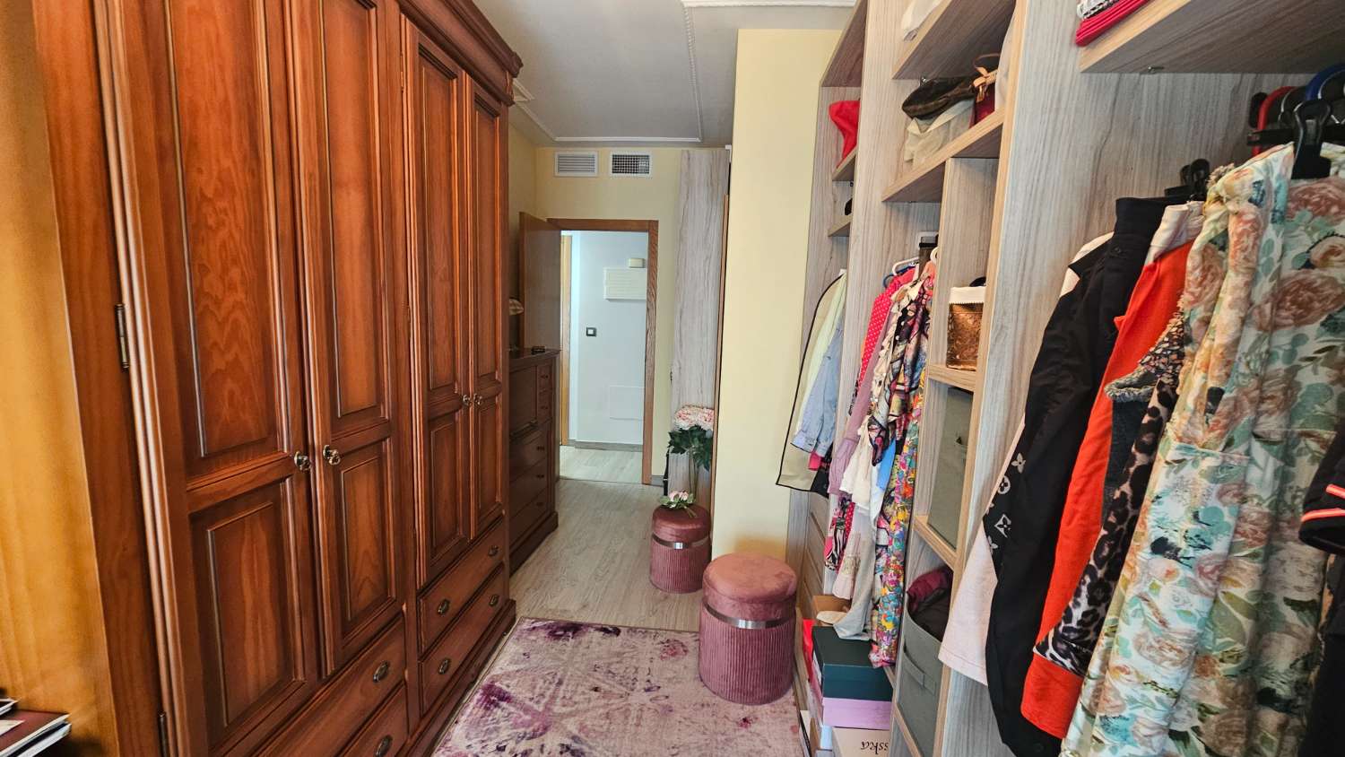 LUXE CENTRAAL GELEGEN APPARTEMENT MET 3 SLAAPKAMERS EN GEMEENSCHAPPELIJK TERRAS