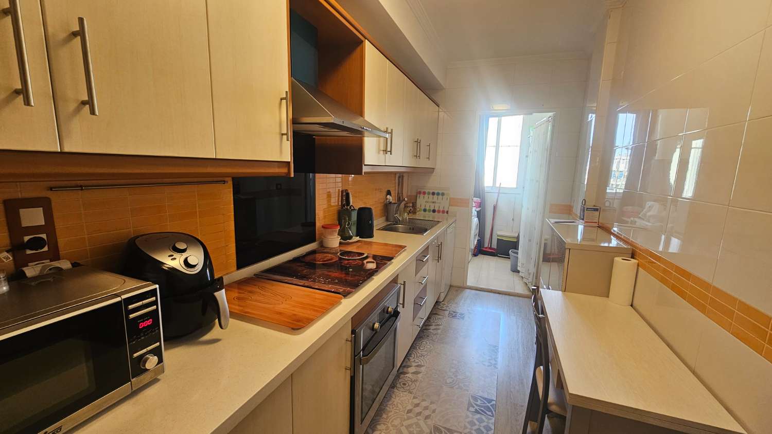 LUXE CENTRAAL GELEGEN APPARTEMENT MET 3 SLAAPKAMERS EN GEMEENSCHAPPELIJK TERRAS