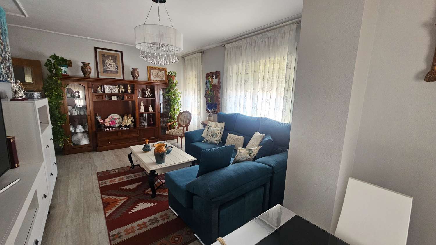 LUXE CENTRAAL GELEGEN APPARTEMENT MET 3 SLAAPKAMERS EN GEMEENSCHAPPELIJK TERRAS