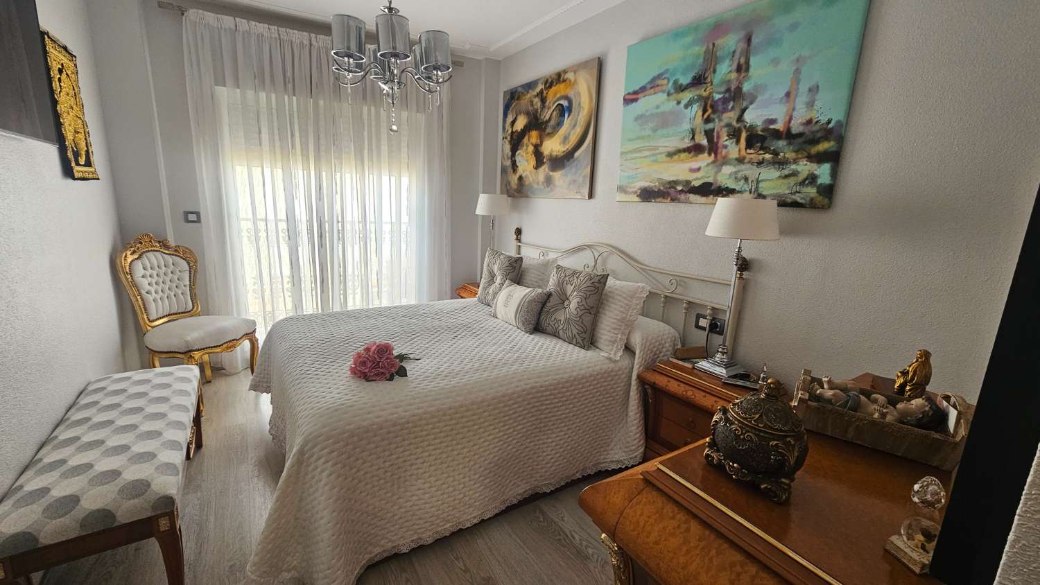LUXE CENTRAAL GELEGEN APPARTEMENT MET 3 SLAAPKAMERS EN GEMEENSCHAPPELIJK TERRAS