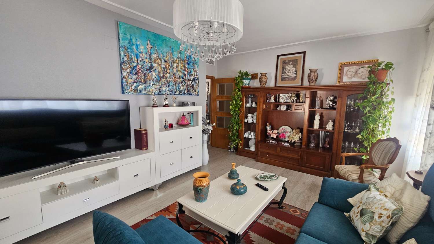 LUXE CENTRAAL GELEGEN APPARTEMENT MET 3 SLAAPKAMERS EN GEMEENSCHAPPELIJK TERRAS