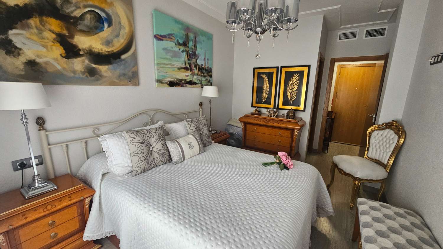 LUXE CENTRAAL GELEGEN APPARTEMENT MET 3 SLAAPKAMERS EN GEMEENSCHAPPELIJK TERRAS