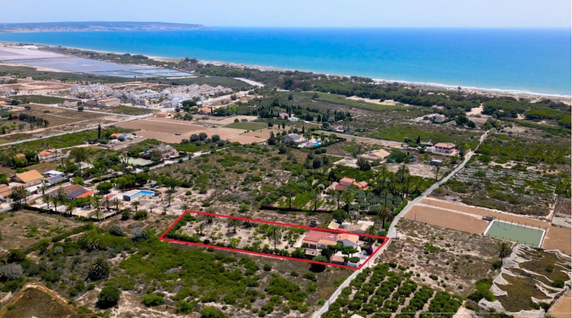EKSKLUSIV FINCA I LA MARINA KUN 400 M FRA HAVET – UNIKKE RAMMER OG STORT POTENTIALE