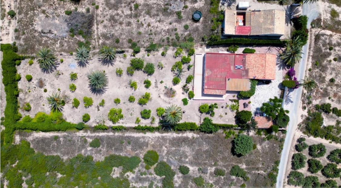 EKSKLUSIV FINCA I LA MARINA KUN 400 M FRA HAVET – UNIKKE RAMMER OG STORT POTENTIALE