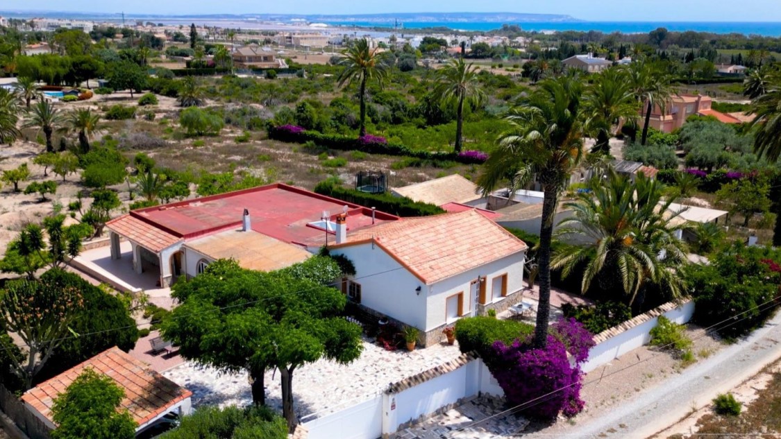 EKSKLUSIV FINCA I LA MARINA KUN 400 M FRA HAVET – UNIKKE RAMMER OG STORT POTENTIALE