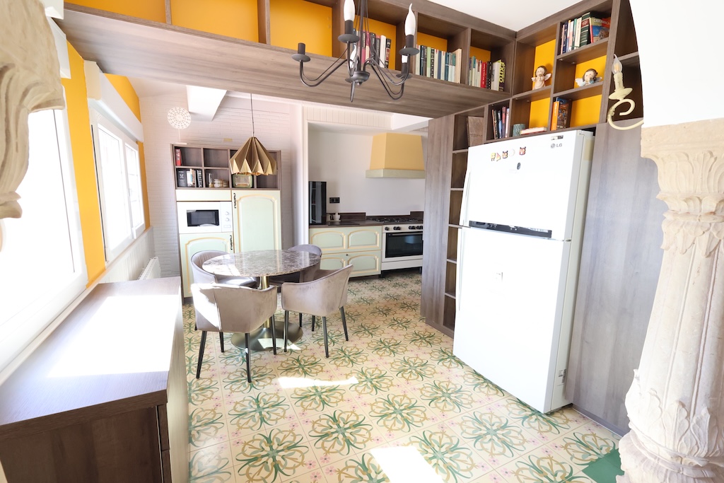 CHALET INDEPENDIENTE JUNTO AL CAMPO DE GOLF EN VILLAMARTÍN CON SÓTANO Y JACUZZI PRIVADO