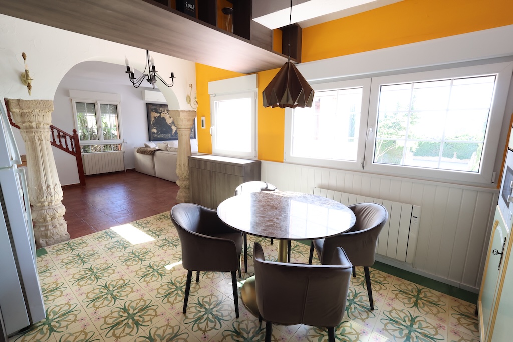 CHALET INDEPENDIENTE JUNTO AL CAMPO DE GOLF EN VILLAMARTÍN CON SÓTANO Y JACUZZI PRIVADO