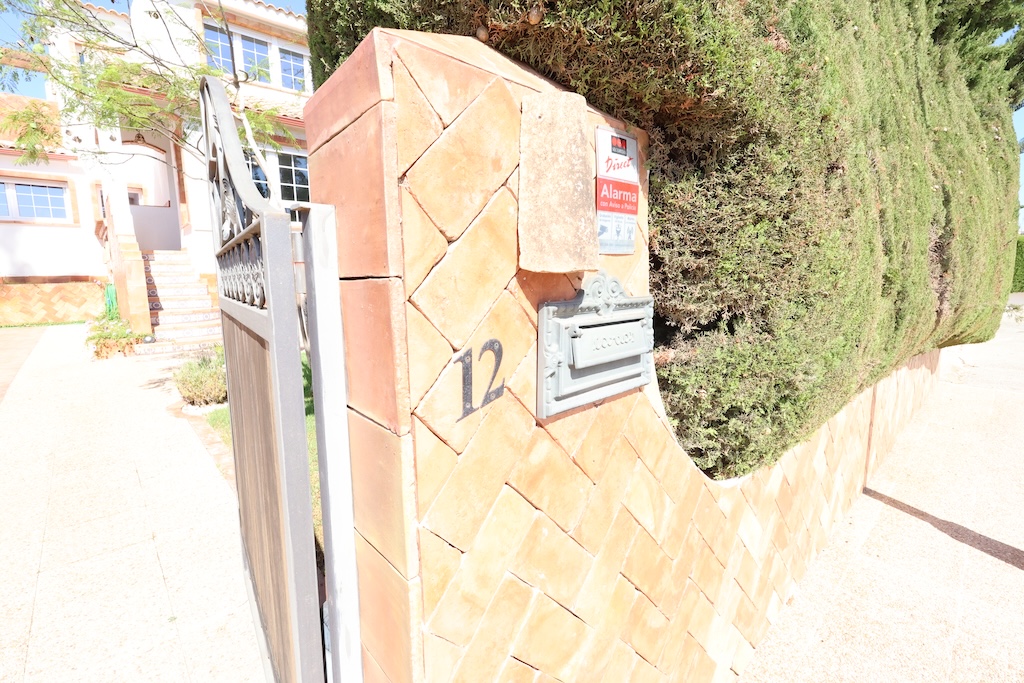 CHALET INDEPENDIENTE JUNTO AL CAMPO DE GOLF EN VILLAMARTÍN CON SÓTANO Y JACUZZI PRIVADO