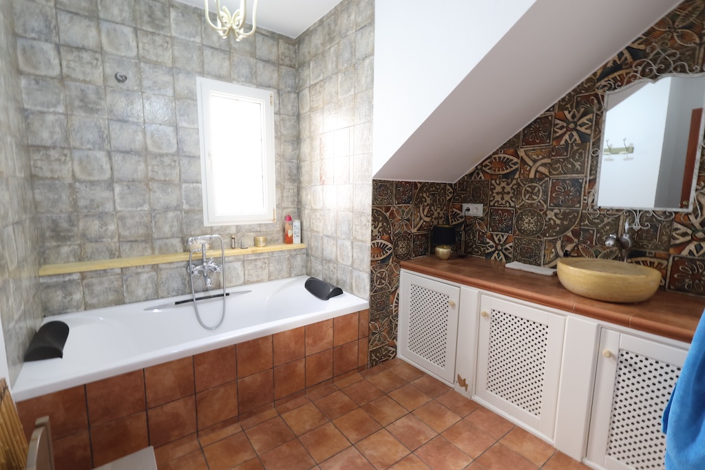 CHALET INDEPENDIENTE JUNTO AL CAMPO DE GOLF EN VILLAMARTÍN CON SÓTANO Y JACUZZI PRIVADO