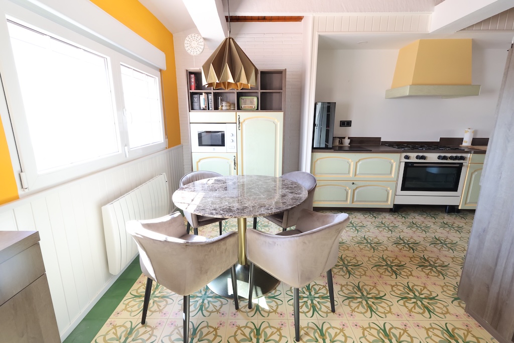 CHALET INDEPENDIENTE JUNTO AL CAMPO DE GOLF EN VILLAMARTÍN CON SÓTANO Y JACUZZI PRIVADO