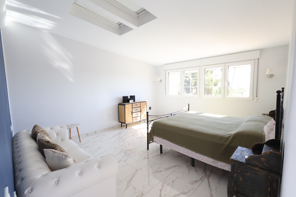 CHALET INDEPENDIENTE JUNTO AL CAMPO DE GOLF EN VILLAMARTÍN CON SÓTANO Y JACUZZI PRIVADO