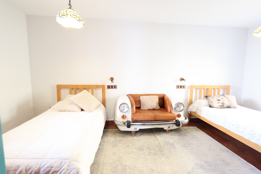 CHALET INDEPENDIENTE JUNTO AL CAMPO DE GOLF EN VILLAMARTÍN CON SÓTANO Y JACUZZI PRIVADO