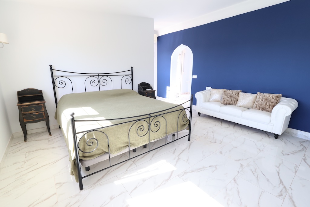 CHALET INDEPENDIENTE JUNTO AL CAMPO DE GOLF EN VILLAMARTÍN CON SÓTANO Y JACUZZI PRIVADO