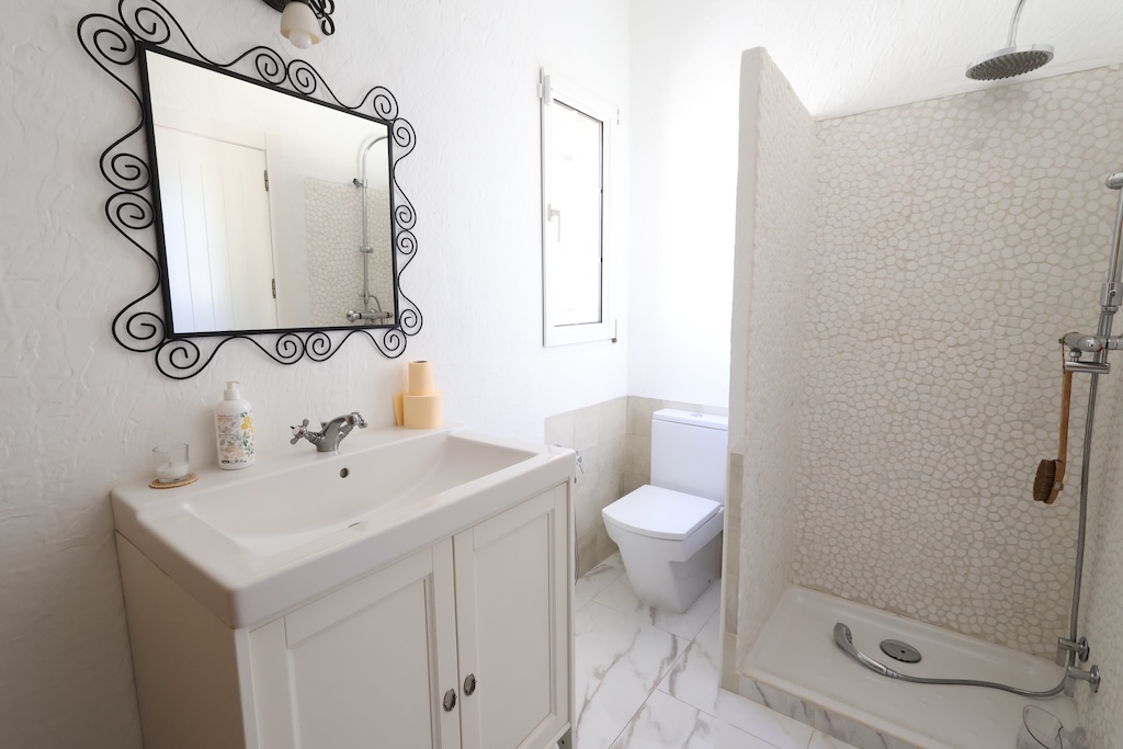 CHALET INDEPENDIENTE JUNTO AL CAMPO DE GOLF EN VILLAMARTÍN CON SÓTANO Y JACUZZI PRIVADO