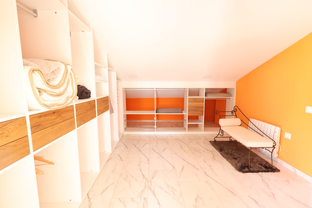 CHALET INDEPENDIENTE JUNTO AL CAMPO DE GOLF EN VILLAMARTÍN CON SÓTANO Y JACUZZI PRIVADO