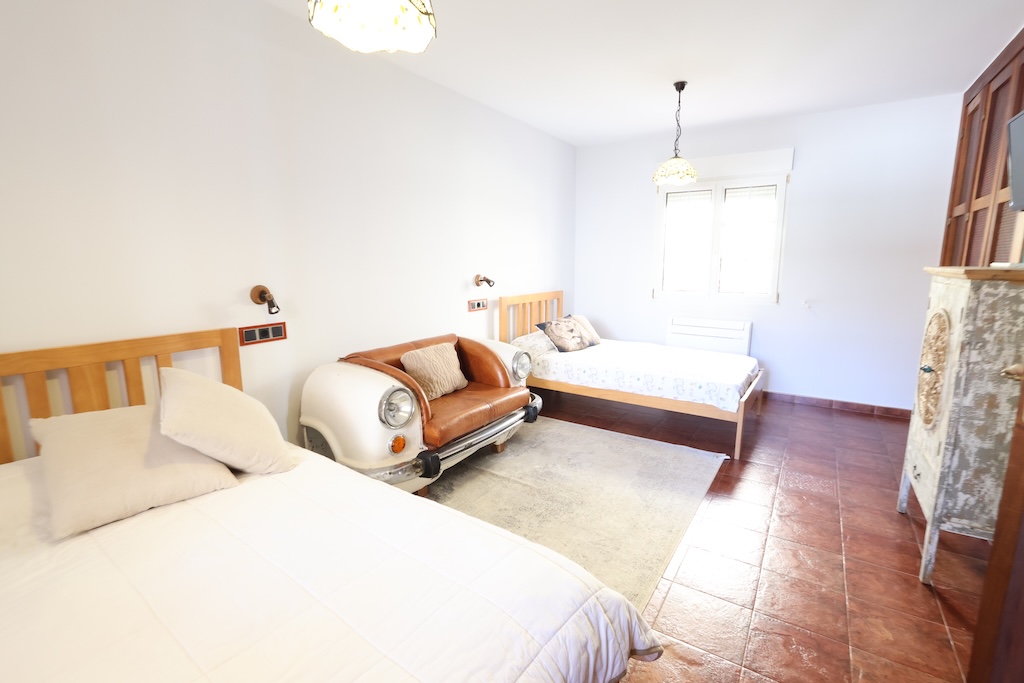 CHALET INDEPENDIENTE JUNTO AL CAMPO DE GOLF EN VILLAMARTÍN CON SÓTANO Y JACUZZI PRIVADO