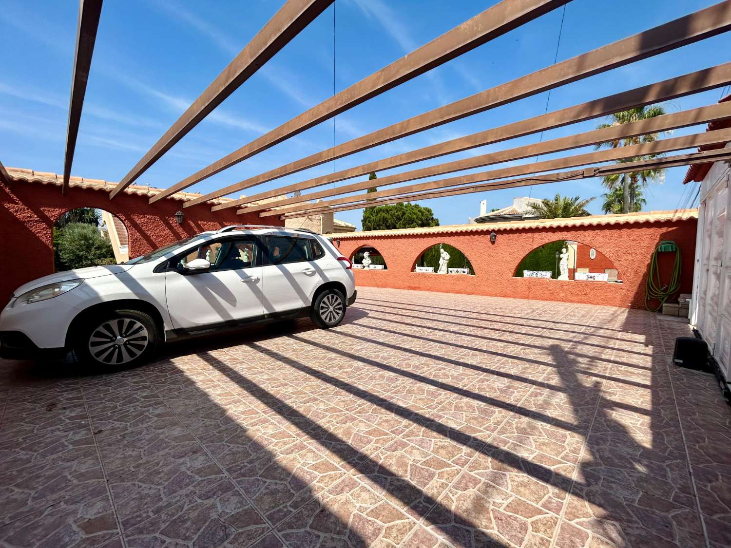 ¡CHALET INDEPENDIENTE CON PISCINA Y GRAN PARCELA EN EL CHAPARRAL, TORREVIEJA!