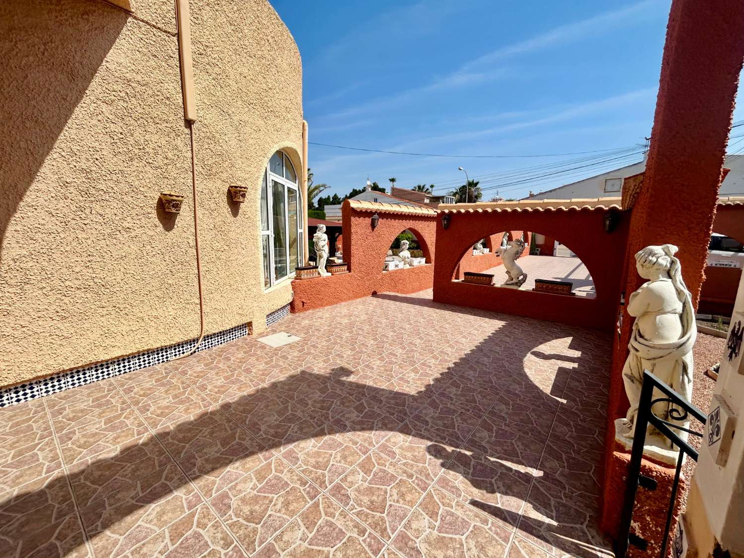 ¡CHALET INDEPENDIENTE CON PISCINA Y GRAN PARCELA EN EL CHAPARRAL, TORREVIEJA!