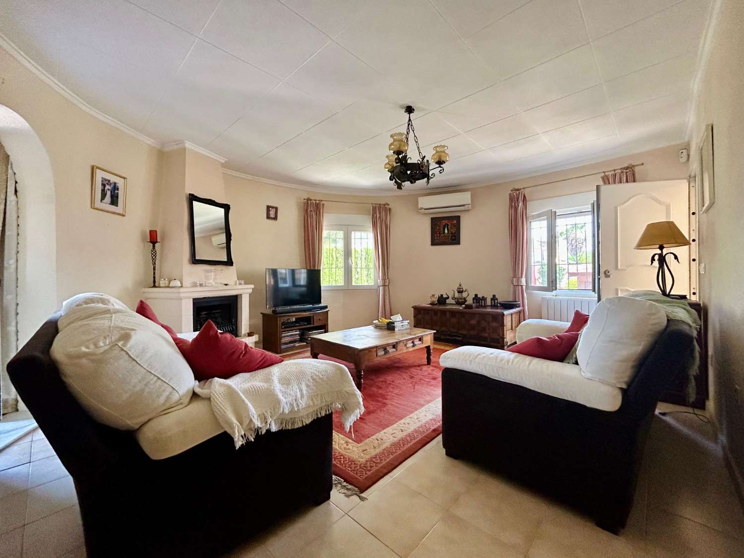 ¡CHALET INDEPENDIENTE CON PISCINA Y GRAN PARCELA EN EL CHAPARRAL, TORREVIEJA!